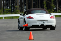 そう簡単にはいかないもの。早く切りすぎて左後輪でパイロンを踏みつけた。