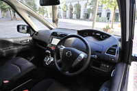 運転席まわりの様子。クラス最大級というフロントウィンドウや三角窓による良好な視界がセリングポイントだ。