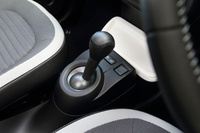 トランスミッションは6段デュアルクラッチ式AT。ただし、自然吸気エンジンを搭載した特別仕様車の「サンクS」には、5段MTが採用されていた。