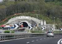 工事中のバイパス用トンネル。2009年4月撮影。