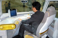 
	こちらはオフィスモード時のインパネ。運転席を左へ回転させ、キーボードを叩いているところ
	 