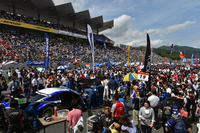 快晴となったゴールデンウイーク中のレースとあって、富士スピードウェイには、2日間でのべ9万人以上の観客が訪れた。
    