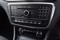 インフォテインメントシステムをはじめとするスイッチ類が、びっしりと並ぶセンターコンソール。走行モードの切り替えボタンや、アイドリングストップ機能のon/offスイッチも含まれている。