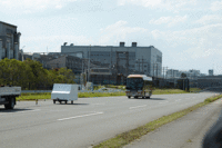 衝突被害軽減ブレーキのデモンストレーション。（写真をクリックするとアニメーションが見られます）