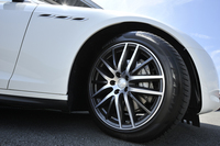 「ギブリ」の標準タイヤサイズは前後とも235/50ZR18だが、今回のテスト車には、オプションの前：245/45ZR19、後ろ：275/40ZR19が装着されていた。
    