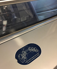 地下鉄の車内で、窓のそばに添えられた「お子さま優先」のステッカー。