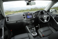 アルミ調ペダルクラスターやレザー3本スポークマルチファンクションステアリングホイールは「R-Line」専用。