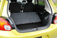 リアシートは6：4の分割可倒式。写真では見えにくいが、助手席の裏面に“コンビニフック”とシートポケットが用意されている。