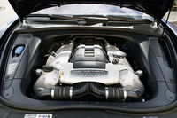 すべてのモデルでエンジンに手が加わり、「カイエン」は3.2リッターから3.6リッターに、「S」は4.5リッターから4.8リッターに拡大。それによりエンジン出力も「カイエン」は40psアップの290ps、「S」は45psアップの385ps、「ターボ」は50ps増えて500psとなった。