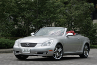 【スペック】
    SC430：全長×全幅×全高＝4535×1825×1355mm／ホイールベース＝2620mm／車重＝1740kg／駆動方式＝FR／4.3リッターV8DOHC32バルブ（280ps/5600rpm、43.8kgm/3400rpm）／価格＝683万円（テスト車＝704万円／245/40R18 93Yランフラットタイヤ&18×8JJアルミホイール+メタルフィールガーニッシュ＝2万1000円／リアスポイラー＝3万1500円／ボディカラーコスモシルバー＝15万7500円）
    
    