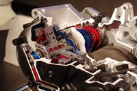 デュアルクラッチ式トランスミッション（カットモデル）のアップ。赤い部分（1-3-5速用ユニット）と青い部分（2-4-6速用ユニット）が交互に6段ギアをなす。