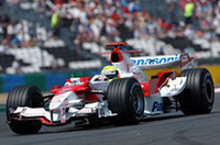 ブリヂストンユーザーのなかでフェラーリとともに復調の兆しを見せるトヨタ。ラルフ・シューマッハー（写真）は5番グリッドから2ストップで4位完走、チームは3戦連続でポイントを獲得した。いっぽうヤルノ・トゥルーリは、ブレーキペダルに違和感を覚え、レース続行が危険と判断、39周でリタイアした。（写真＝Toyota）