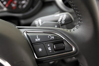 小さくとも、同社の大型高級車と同じAV機能を選べるのが自慢。ステアリングホイールには操作スイッチが備わる。