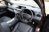 インテリアのデザインは3年前のデビュー時と変わらない。ただし、カーナビゲーションシステムの安全運転支援機能や、オーディオなどの操作デバイス（リモートタッチ）はアップグレードされている。インテリアカラーは、写真のブラックのほかに、アイボリーとライトグレー、さらに新色のガーネットとサドルタンを加えた全5色から選べる。