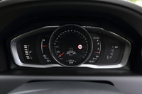 メーターは全面が液晶タイプ。フロントウィンドウ上部のカメラで読み取った50km/hの制限速度が表示されている。