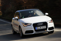 A1 e-tronではルーフやリアスポイラーなどにカーボンを使用することで軽量化が図られている。