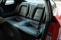 リアシートには、5：5の分割可倒機構が備わる。
    