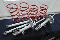 開発者がもっともこだわった「バネアブ」こと、スプリング＆ショックアブソーバー。ロール量そのものを抑えるのではなく、ロールスピードを遅らせるようにチューンしてある。そのためコーナーでグラッとくる感覚がなく、扱いやすい。