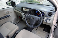 華美な装飾を持たない「ミラ イース」の運転席まわり。メーターの色は、“燃費にいい運転”をするとブルーからグリーンへと変化。ドライバーにエコな運転を促す。