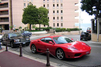 参考までに、フランスから一歩入ったモナコ公国のモンテカルロ。止まっているクルマのグレードからして、ぶつけるムードには到底なれない。
    
    