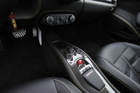 センターコンソール。中央に見える三連のボタンは、左から「ローンチコントロール」「リバース」「オート」の選択用だ。