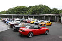 当日の、R&Dセンター中庭の様子。参加者の多くが「ロードスター」のオーナーだった。