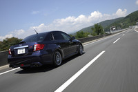 マイチェンではサスペンションのセッティングにも手を加えた。具体的には、以下のふたつが眼目。まず、リアのコイルスプリングを変更することでロール剛性の前後配分の最適化を図った。また、前後ダンパーの減衰力を最適化することで安定性と路面追従性の向上を狙ったという。しかし試乗しての印象は……。
