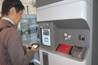 「エスパスオートリブ」の中で、利用登録を行う筆者。