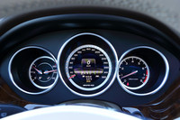 3連メーターの中央には、カラーマルチファンクションディスプレイが採用されている。サーキットで最速ラップタイムや平均速度、最高速度などを計測・表示できる「レースタイマー」が備わる。