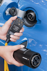 充電は、一般の家庭用100V電源と、オプション200V高速充電が利用できる。いまのところ、街なかに設置された国産EV向けの急速充電機は使えない。