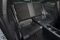 後席の定員は2人。背もたれは左右一体型になっている。