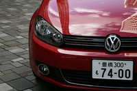 これまでなかったフロントフォグランプも標準装備に。