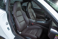 「ポルシェ911」の伝統となっているヘッドレスト一体型のスポーツシート。18Wayの電動調節機構を持つ。