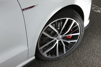 赤いブレーキキャリパーが目を引く足元。今回の改良により、アルミホイールのデザインも新しくなった。
    