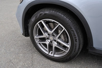 「GLC250 4MATICスポーツ」のタイヤサイズは235/55R19。19インチの「AMG5ツインスポークアルミホイール」が組み合わされる。