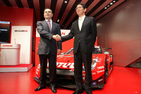 エースナンバーの「23」をつけた、ニスモワークスの今季のGT500用「GT-R」の前でガッチリと握手を交わす日産のカルロス・ゴーン社長（写真左）とニスモの宮谷正一社長。