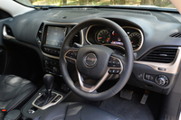 インテリアは、グレードにあわせて異なるカラーと素材が与えられる。写真は上級グレード「リミテッド」の、「モロッコ」と呼ばれるカラーリング。
    