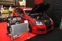 内外装に手を入れたドレスアップカーが出展車両の大半を占めるなかで、気を吐いていたのがチューニングメーカー「APR」。VWおよびアウディ用のターボキットを中心に手がけるアメリカン・ブランドで、右の「ゴルフGTI」のステージ3チューンで400ps以上、参考出品された左のステージ4チューンでは、2リッターのターボユニットから500ps以上を絞り出すという。