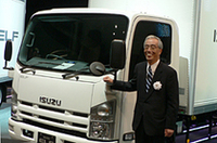 
	「トラックのイメージを越えるトラック」と胸を張る、いすゞ自動車の井田義則社長。
	 