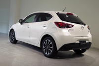 「デミオ ミッド・センチュリー」のリアビュー。
    