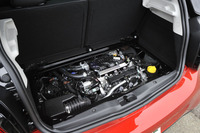 「フォーフォー ターボ」に搭載される0.9リッター直3ターボエンジンのスペックは「トゥインゴ」と同じ90psと13.8kgm。JC08モード燃費はトゥインゴより若干優秀な22.0km/リッター。