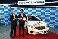 ヤナセの西山俊太郎社長（左）と「2010ヤナセ・ジャイアンツMVP賞」を受賞した坂本勇人選手。
