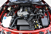 「RS」のエンジンルーム。左右のストラットタワーとバルクヘッドをつなぐ、フロントサスタワーバーが装備されている。