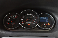 中央のスピードメーターには「RENAULT SPORT」ロゴが入る。