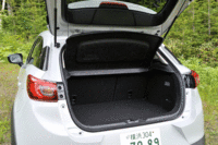 ラゲッジルームには、サブトランクを含め、後席を起こした状態で350リッターの容量が確保されている。（写真をクリックすると、シートの倒れる様子が見られます）
    