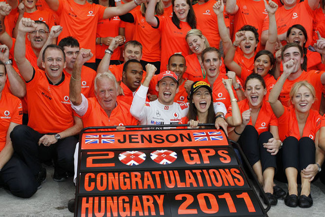 GP200戦目という記念すべき一戦で、ジェンソン・バトン（中央）が優勝。2006年に初めて勝利したハンガロリンクで、チームクルー、関係者とともに喜びを分かち合った。ちなみに200戦を超えたドライバーとしては歴代11人目となる。（Photo=McLaren）