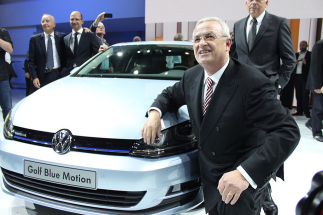 マルティン・ヴィンターコルンCEOと新型「ゴルフ」。