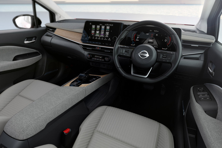 標準車と比べると、そこそこに価格差のある「ノート オーラ」だが、上質なインテリアに充実した装備、専用仕立てのエクステリアと、その中身を吟味すると、決して割高なクルマとはいえない。