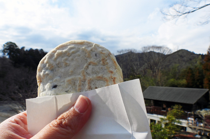 あきる野や檜原の山々を眺めつつ、おやきをいただく。こういうぜいたくがいちばん好き。