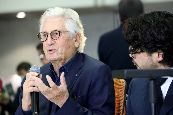 熱弁をふるうジウジアーロ氏。右は通訳を務めた小野光陽『CAR GRAPHIC』編集長。（写真：荒川正幸）